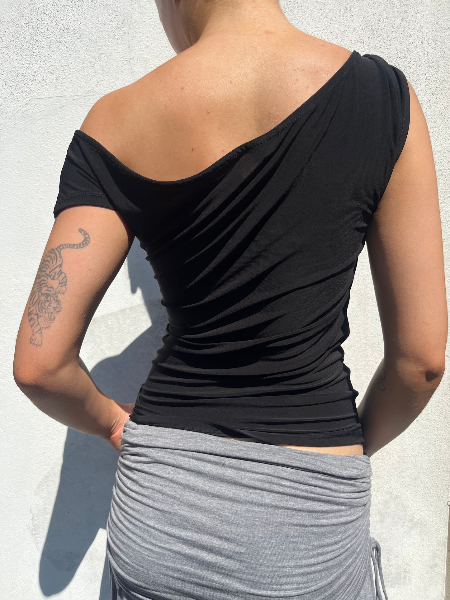 black asymmetric top