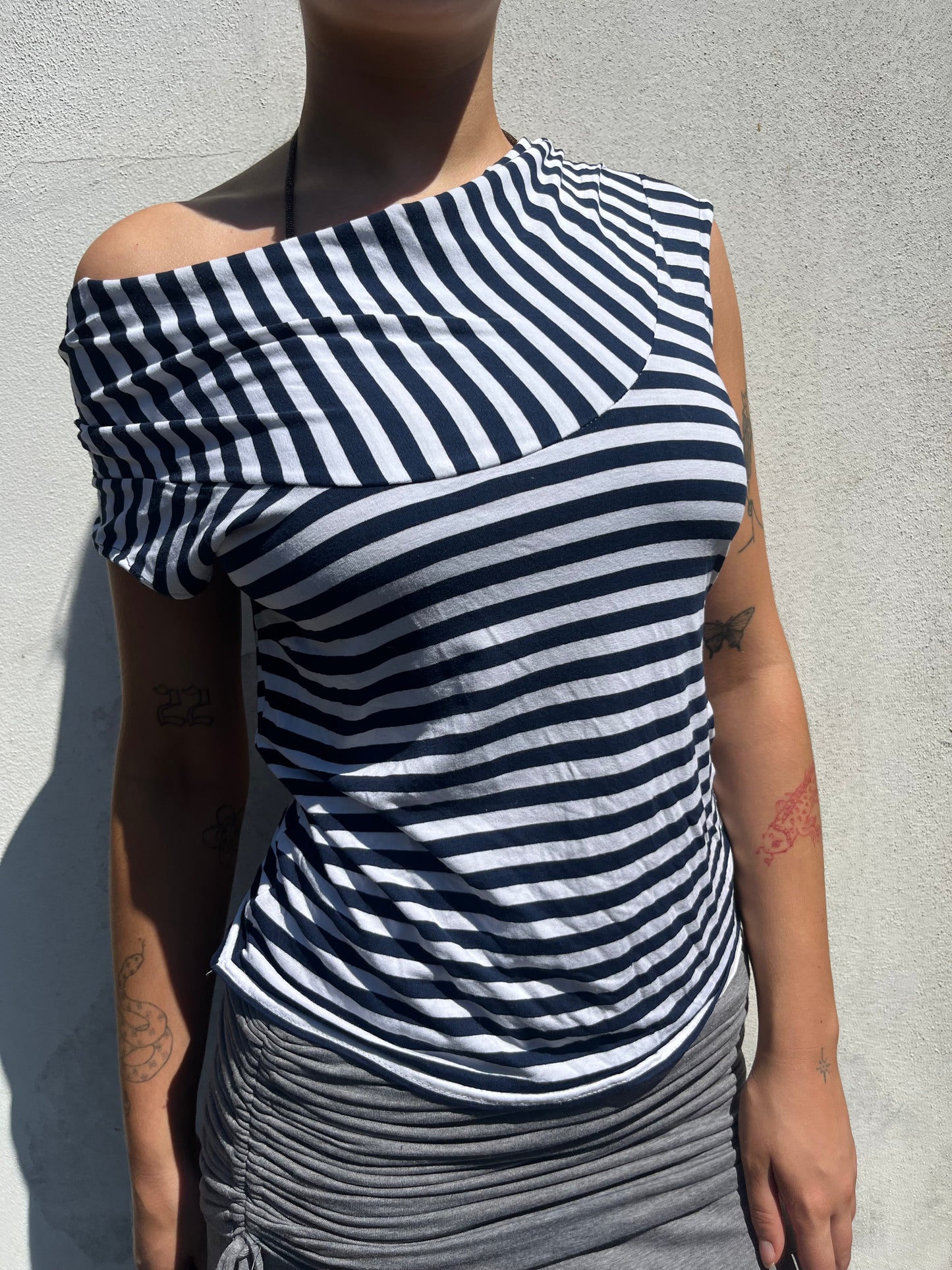asymmetric stripy top