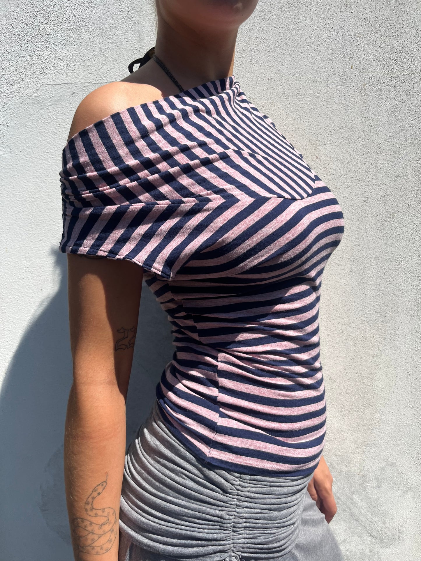 asymmetric stripy top