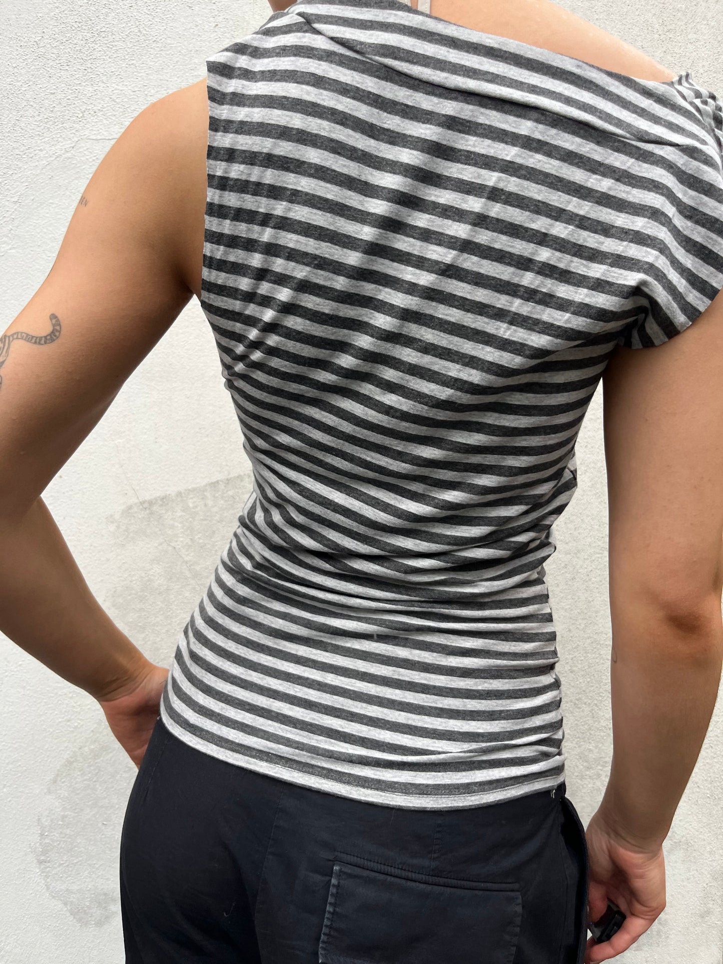 asymmetric stripy top