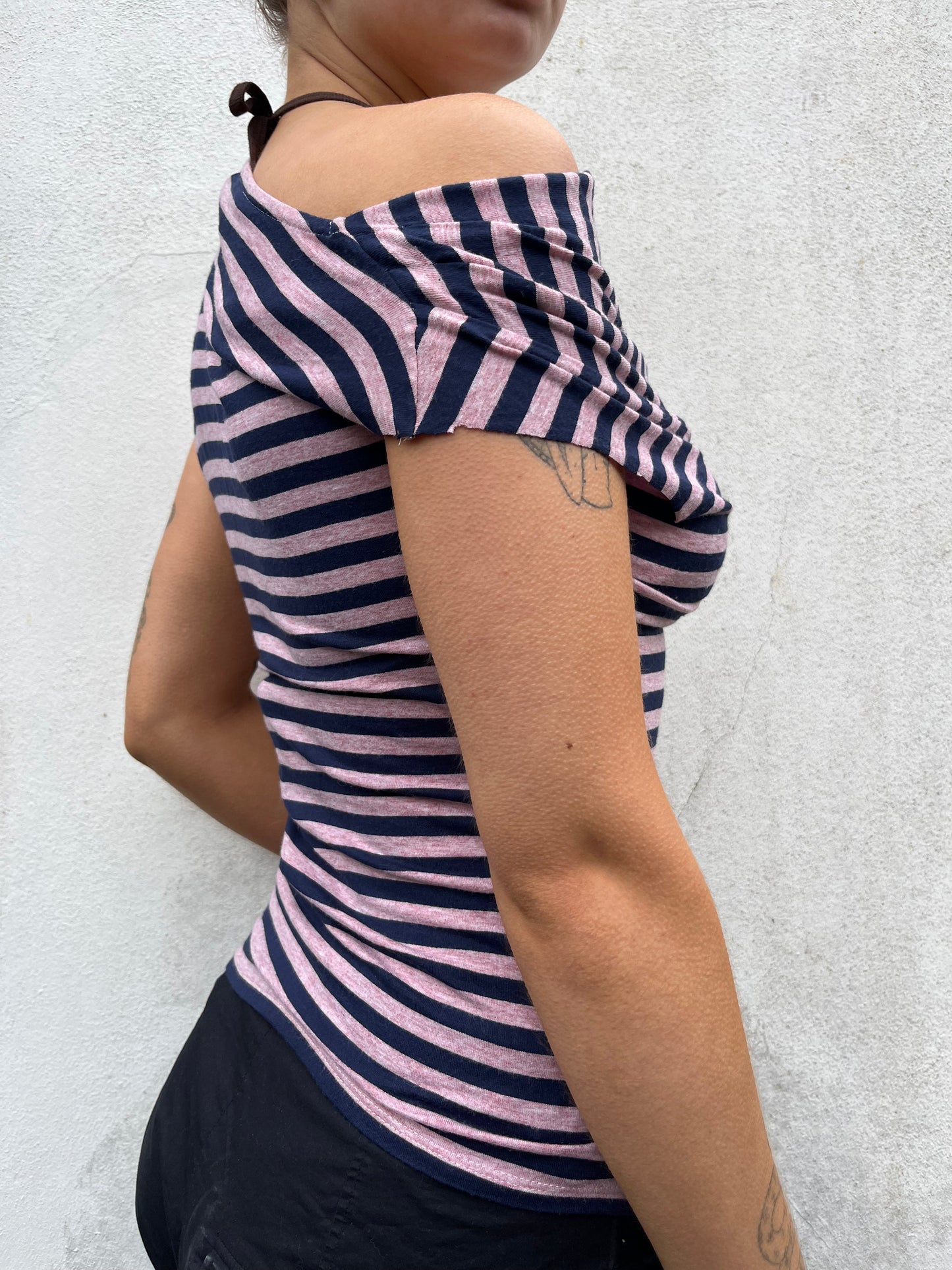 asymmetric stripy top