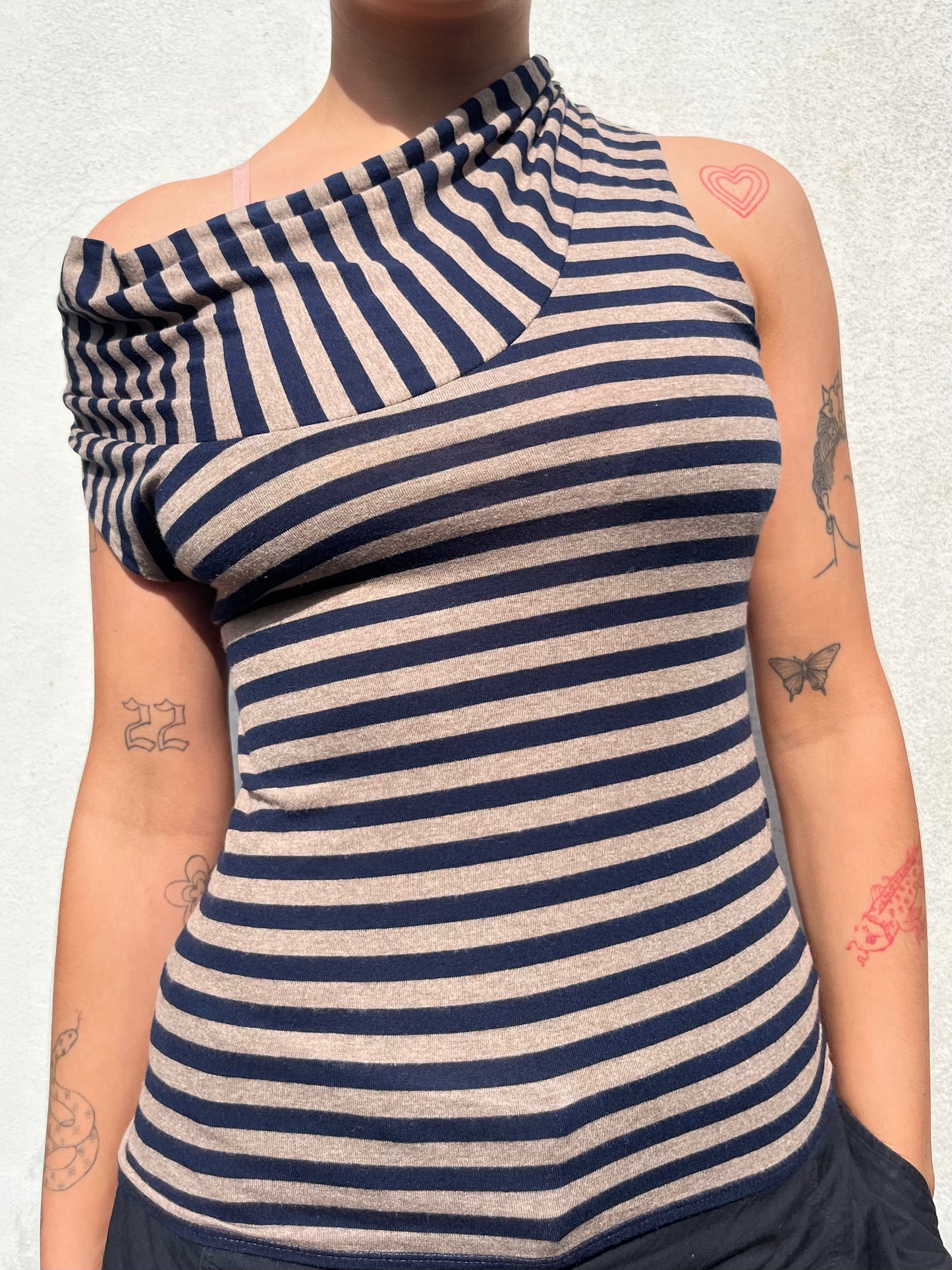 asymmetric stripy top