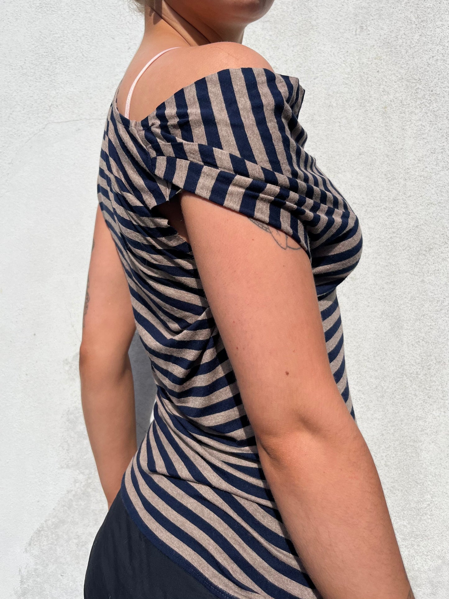 asymmetric stripy top