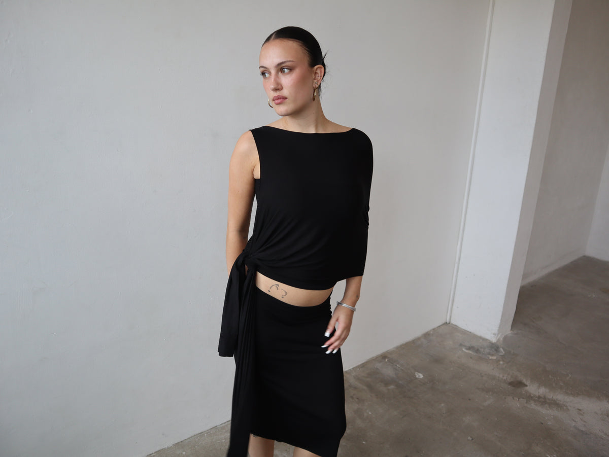 drape top in black