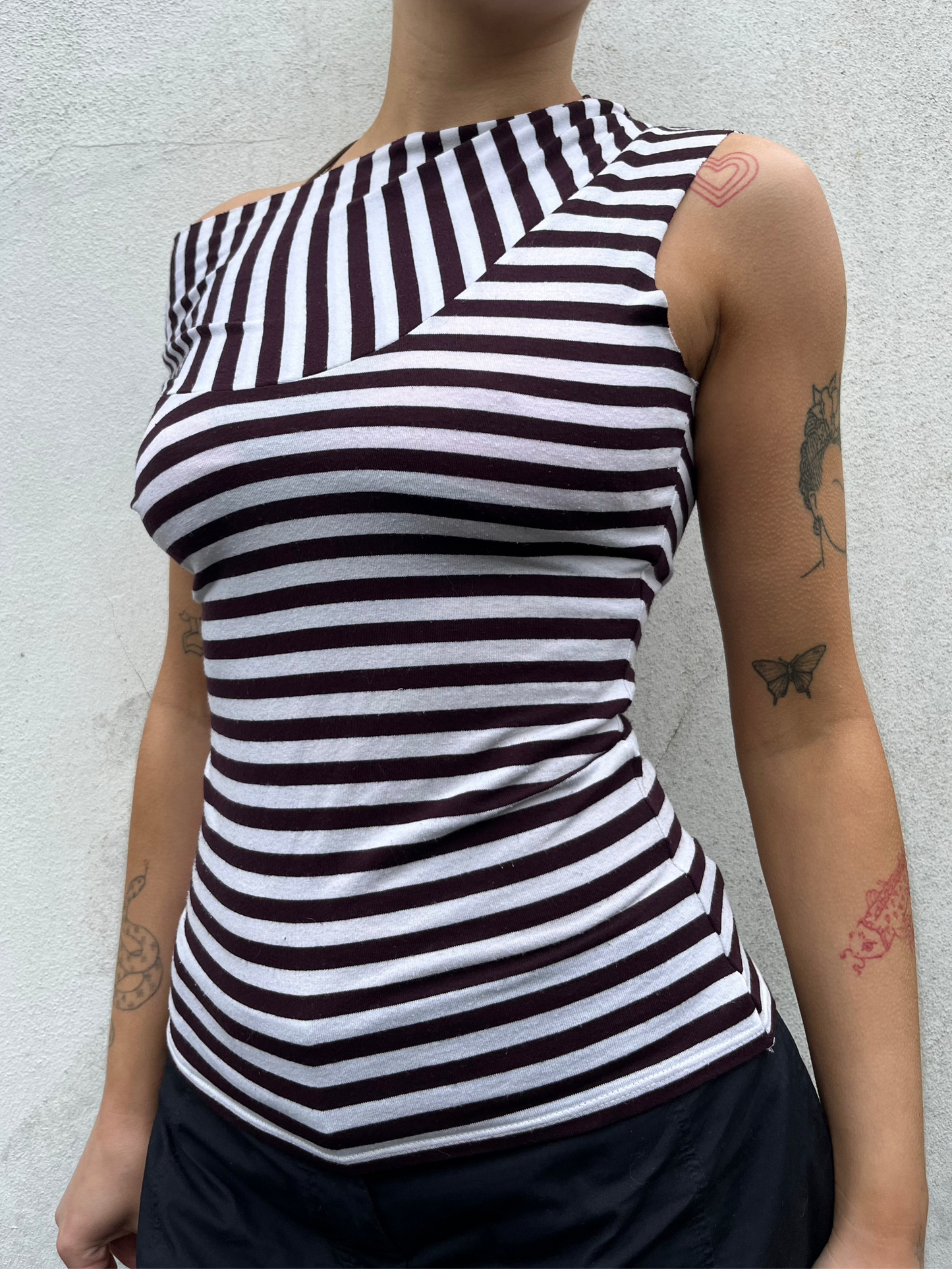asymmetric stripy top