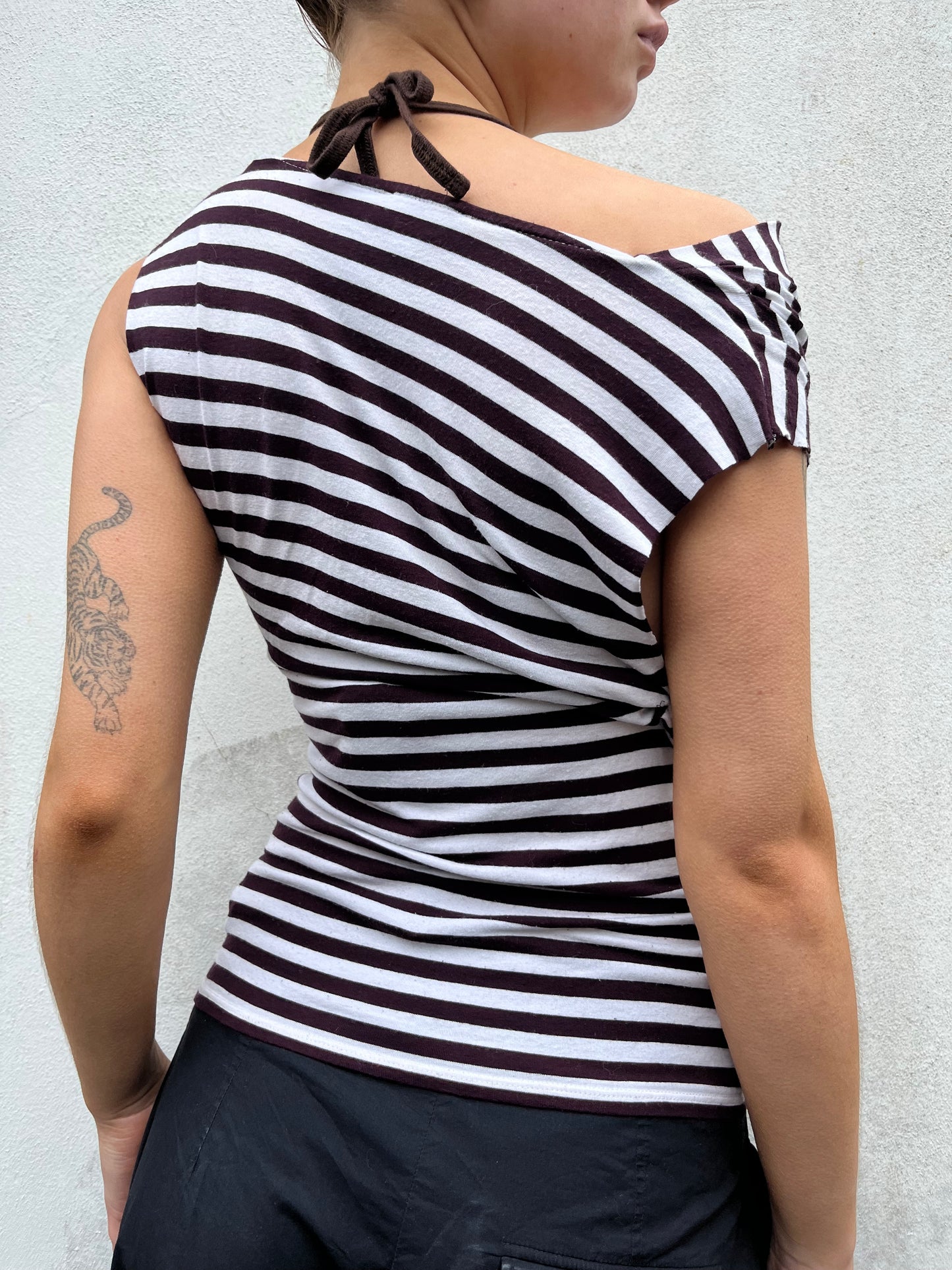 asymmetric stripy top