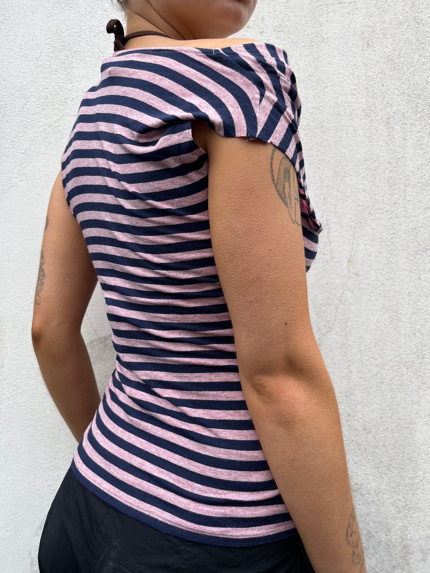 asymmetric stripy top
