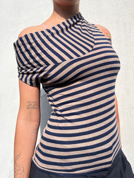 asymmetric stripy top